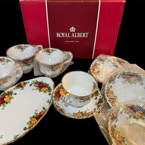 Royal Albert Old Country Roses 9 piece set. NEW